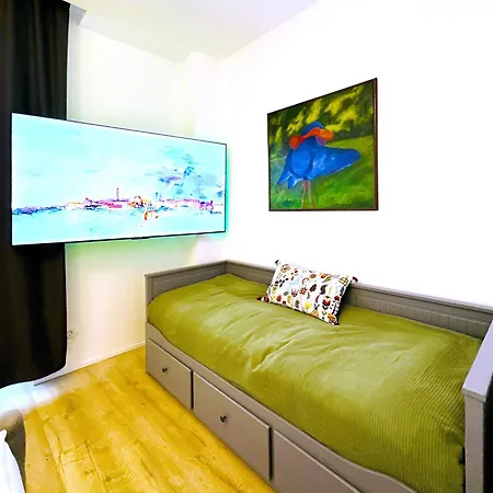 Romana With Terrace & Private Entrance Apartment