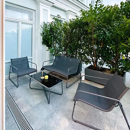 Romana With Terrace & Private Entrance