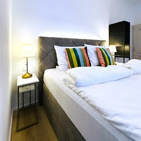 Apartment Romana With Terrace & Private Entrance *