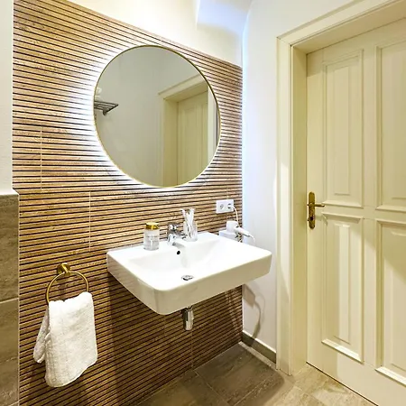 Romana With Terrace & Private Entrance Apartment