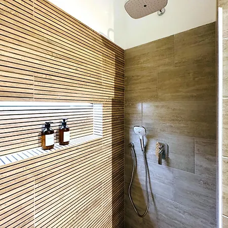 Romana With Terrace & Private Entrance Apartment